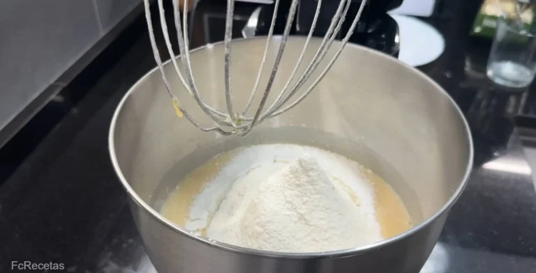 añadiendo harina a la masa del bizcocho