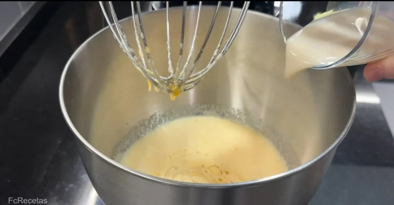 batiendo con la bebida vegetal y el limón