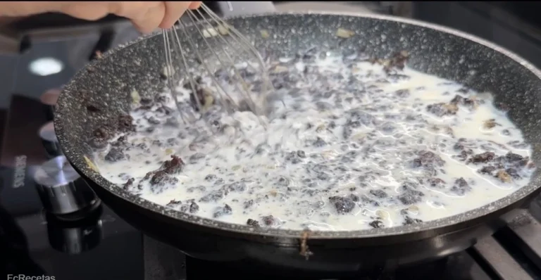 cuinant la beixamel de les croquetes de botifarra