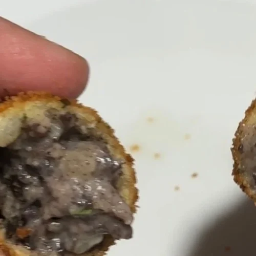 croqueta de botifarra per la meitat cremosa per dins i cruixent per fora