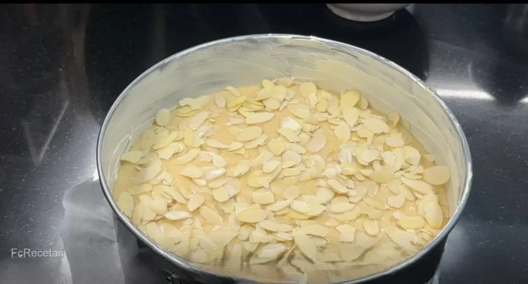 almendras laminadas en la superficie del bizcocho paso previo al horneado