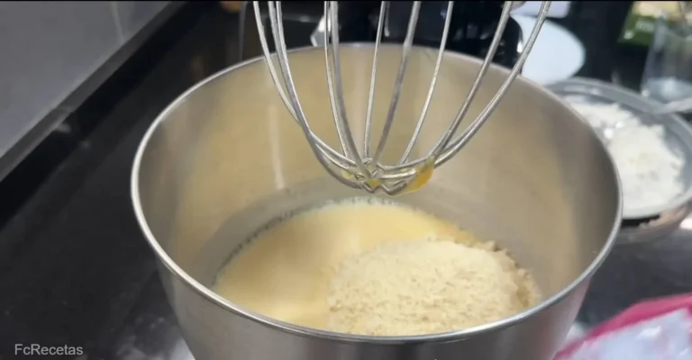 en el batidor añadida la harina de allmendras para elaborar el bizcocho de almendras casero