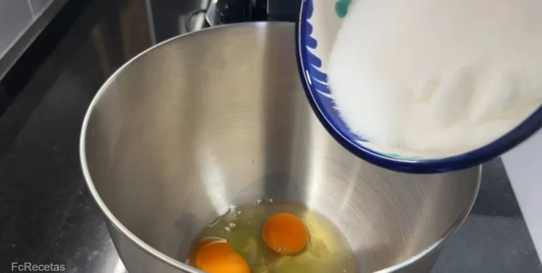 batiendo los huevos con el azúcar para preparar el bizcocho de almendras casero