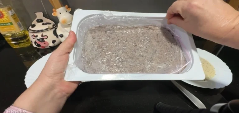 massa de croquetes tapada amb film transparent perquè no es ressequi