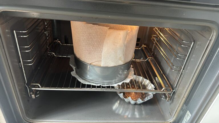 molde con papel de horno en los laterales para bizcocho alto y esponjoso