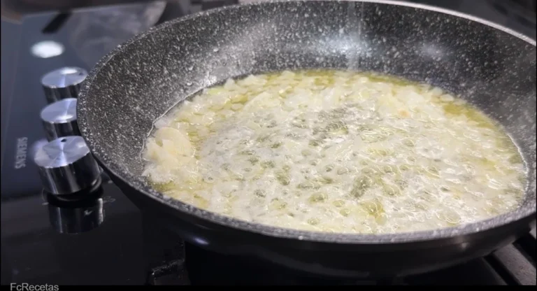 sofregint la ceba pas per a elaboració de croquetes de botifarra