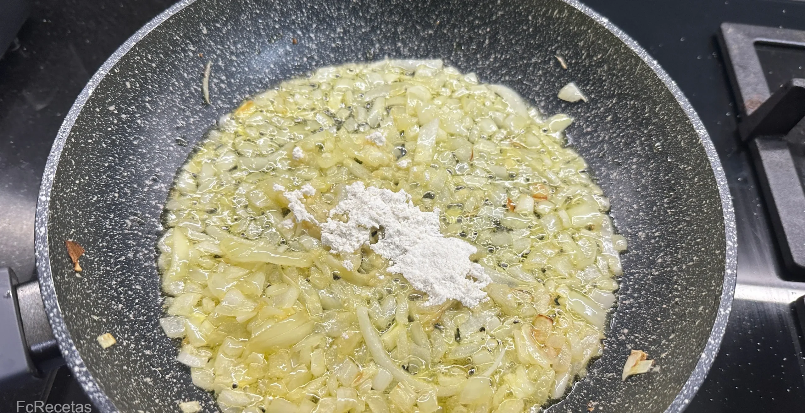 afegida la farina pas de l'elaboració