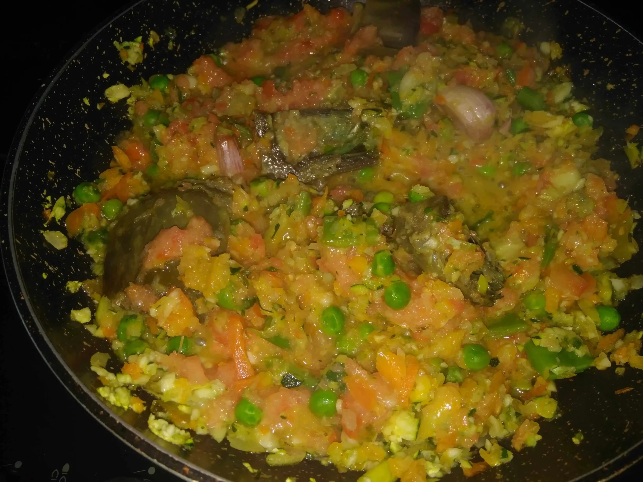 tomàquet afegit pas de l'elaboració de l'arròs integral amb verdures al curri