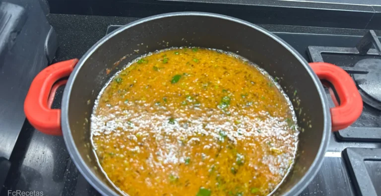 paso en la elaboración de la receta añadido el tomate y el caldo