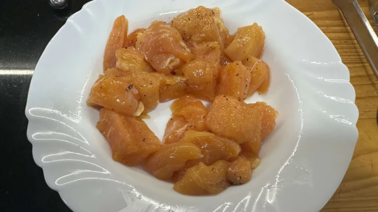 pechuga de pollo troceada y salpimentada paso en la elaboración