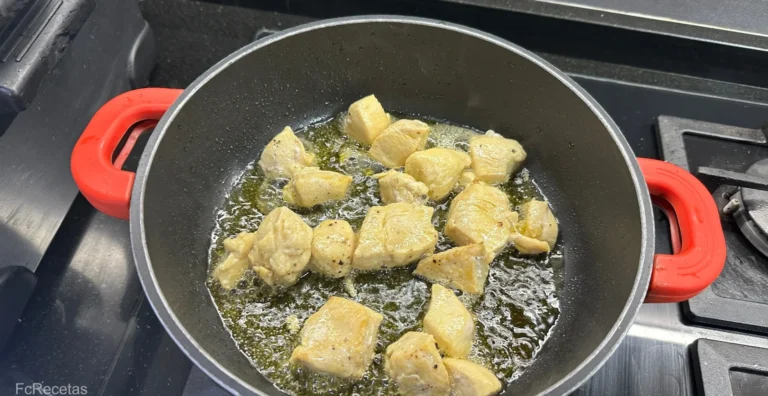 sellando el pollo paso de la elaboración del pollo al curry
