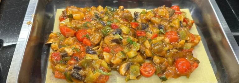una capa de verduras sobre las placas de lasaña