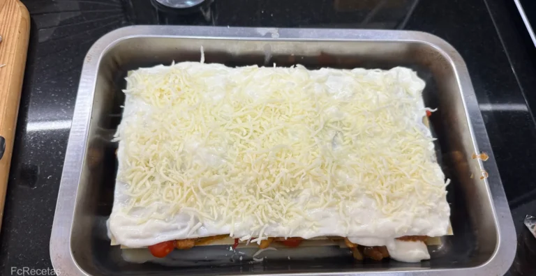 lasaña cubierta de capa de bechamel y queso rallado para gratinar