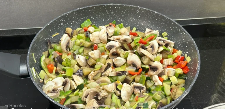 sofriendo las verduras para elaborar la lasaña