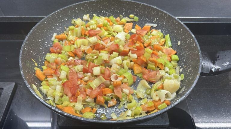 tomate añadido elaborando la receta del solomillo con salsa de vino tinto