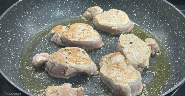 paso de la receta, sellando la carne los medallones de solomillo