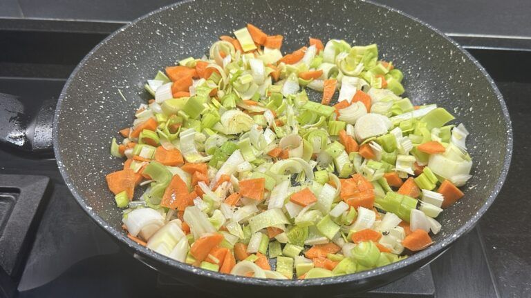 verduras pochando en la cazuela preparación de la receta del solomillo de cerdo al vino tinto