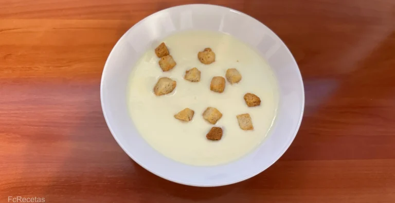 vichysoise muy fría servida con picatostes de pan frito