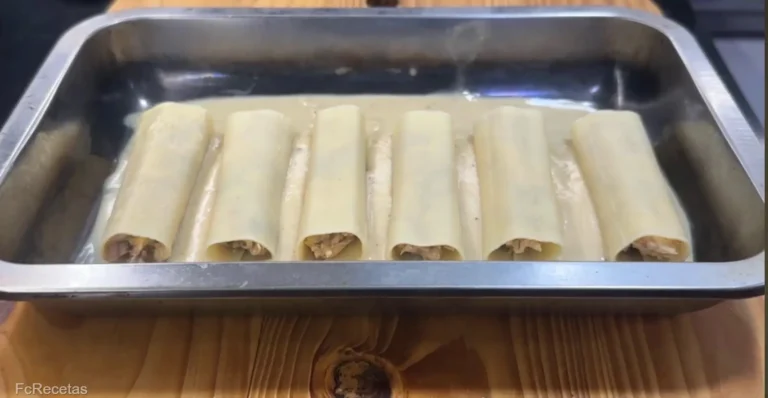canelones en la bandeja sobre la capa de bechamel