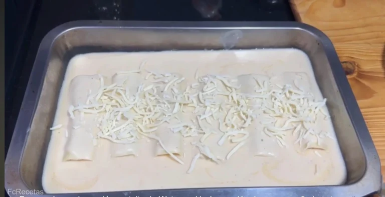canelones con velouté y queso rallado para gratinar en la bandeja