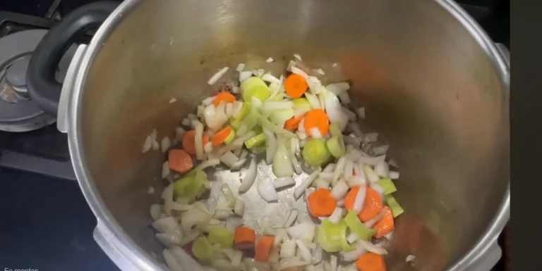 sofriendo las verduras para preparar la velouté de los canelones