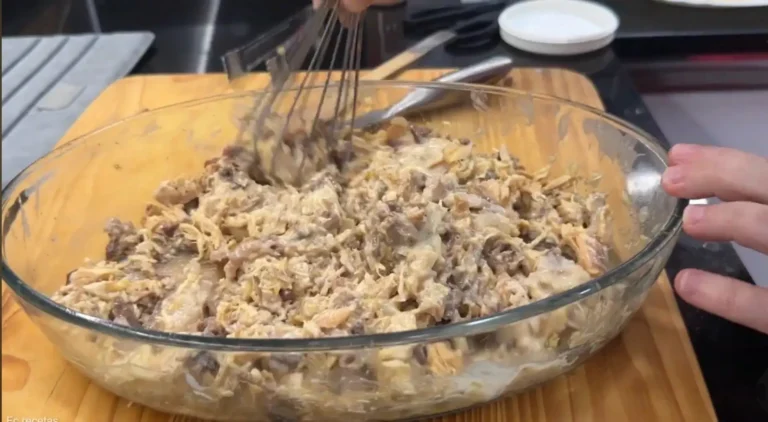 desmenuzando la carne y formando el relleno de los canelones