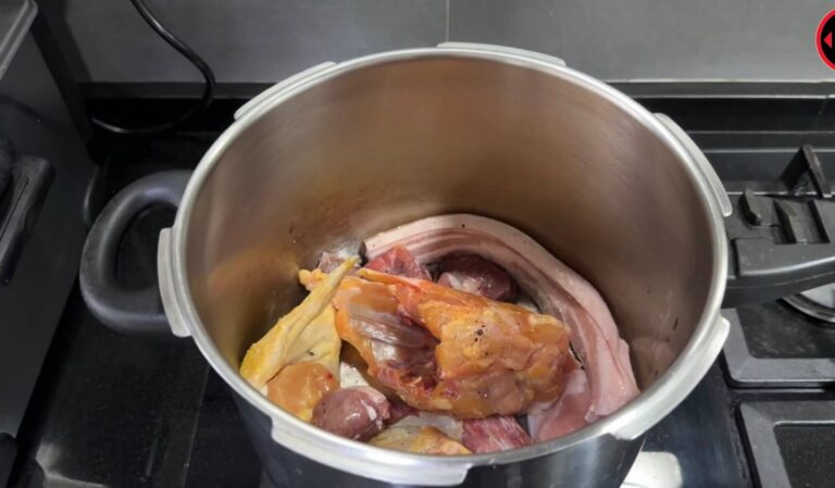 sellando la carne para preparar el relleno de los cnelones