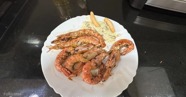 gambas a la plancha acompañadas de salsa tártara una ración en un plato