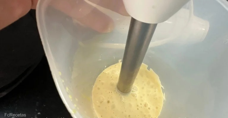 con el minipimer preparación de la salsa tártara .