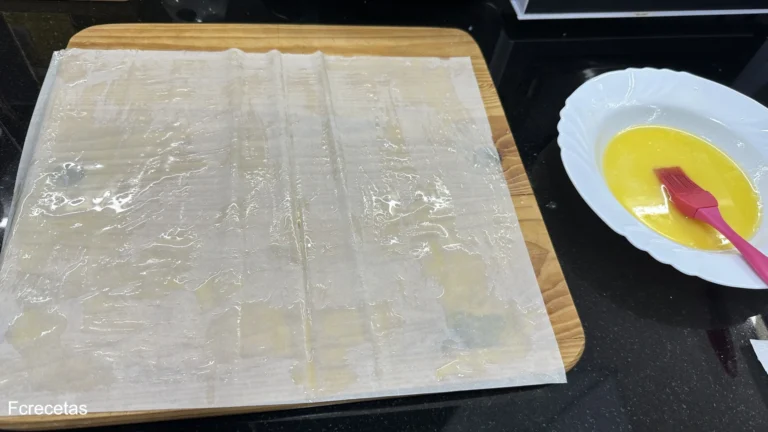 engrasando los moldes con mantequilla